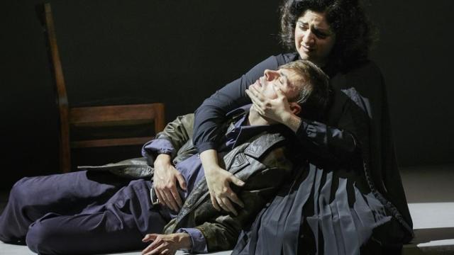 Pablo García-López y María Miró en un momento de 'Tránsito'. Foto: Jesús Ugalde