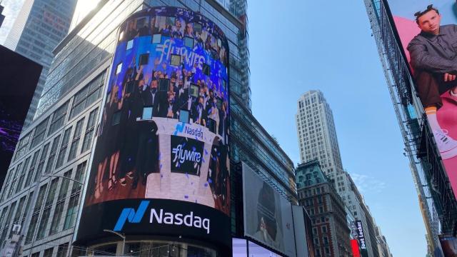 Anuncio de la salida a bolsa de Flywire en la pantalla gigante del Nasdaq. EE