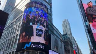 Anuncio de la salida a bolsa de Flywire en la pantalla gigante del Nasdaq. EE
