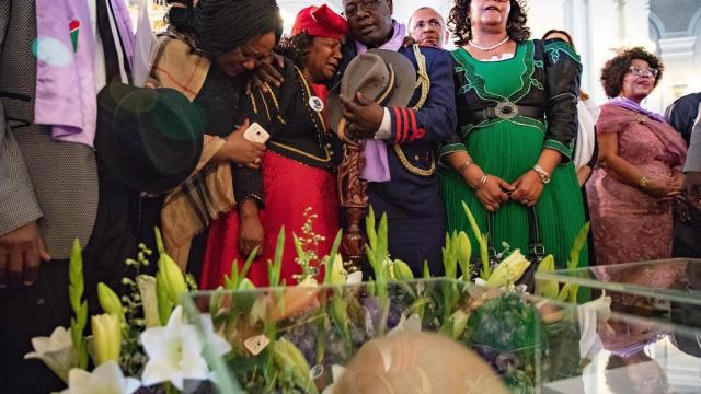 Descendientes de los asesinados entre 1904 y 1908.