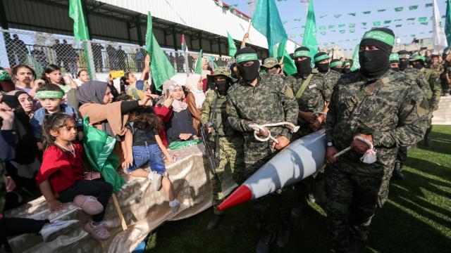 Palestinos se manifiestan contra Israel en Gaza.