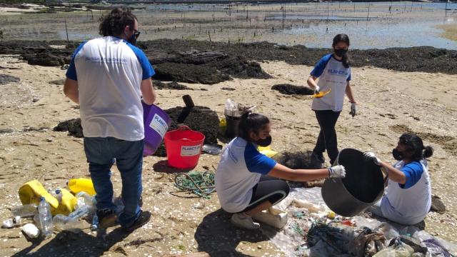 Voluntarios de Afundación en la isla de Cortegada.