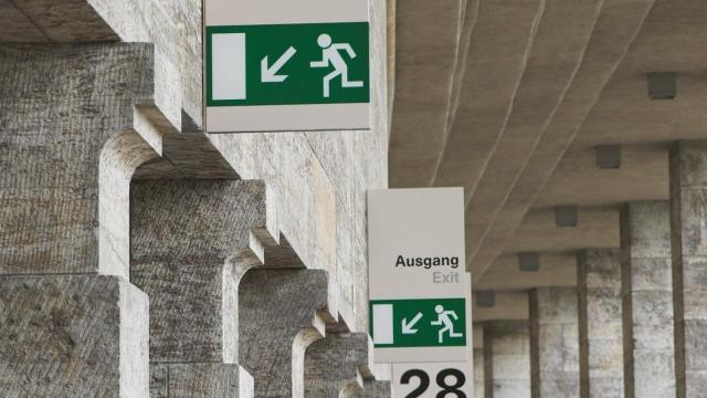 Señales de salida de emergencia en un estadio.