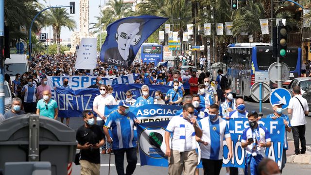 Los numerosos manifestantes herculanos han recorrido la principal avenida con soflamas contra Ortiz.