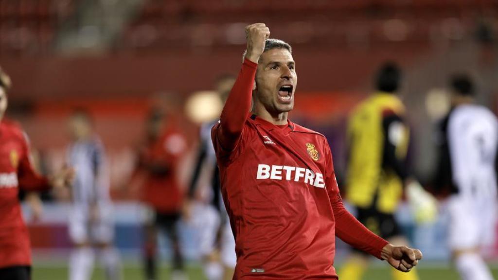 Salva Sevilla celebra un gol con el RCD Mallorca