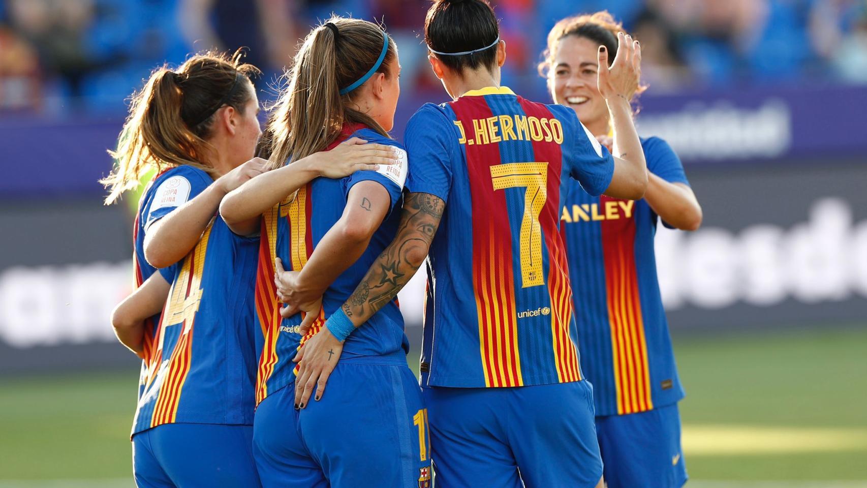 Piña de las jugadoras del Barcelona Femenino para celebrar un gol en la final de la Copa de la Reina