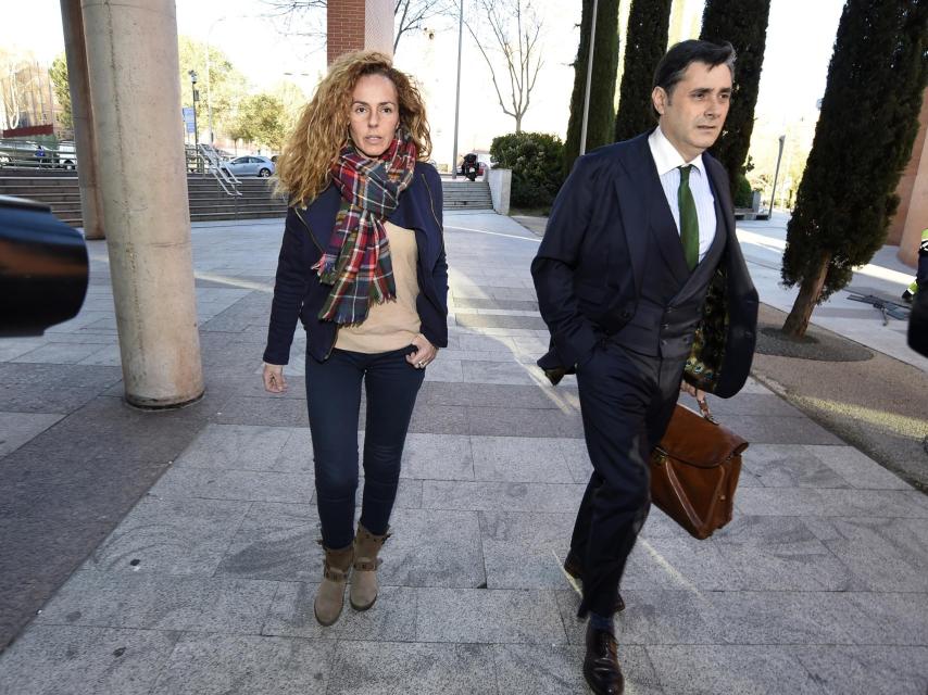 Rocío Carrasco, acudiendo a los juzgados en marzo de 2017 junto a su abogado.