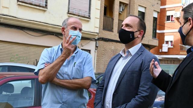 En el centro, Rubén Martínez Dalmau, 'conseller' de Vivienda de la Generalitat Valenciana por Unides Podem. EE