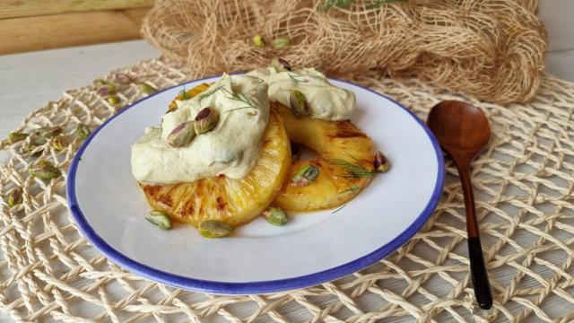 Piña asada con mousse de pistacho