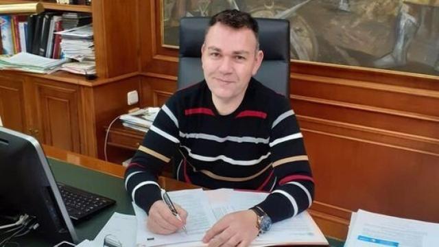 Jesús Monzó (Compromís), alcalde de Catarroja, posa en su despacho. EE