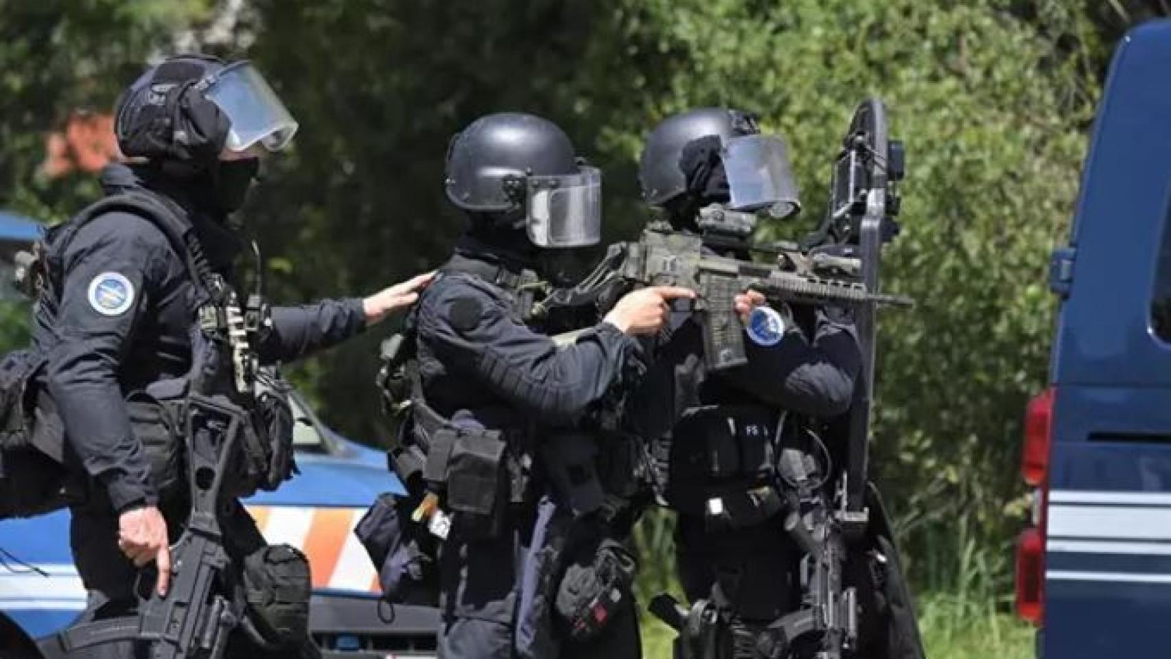 Los agentes en el lugar en el que se ha escondido el exmilitar.