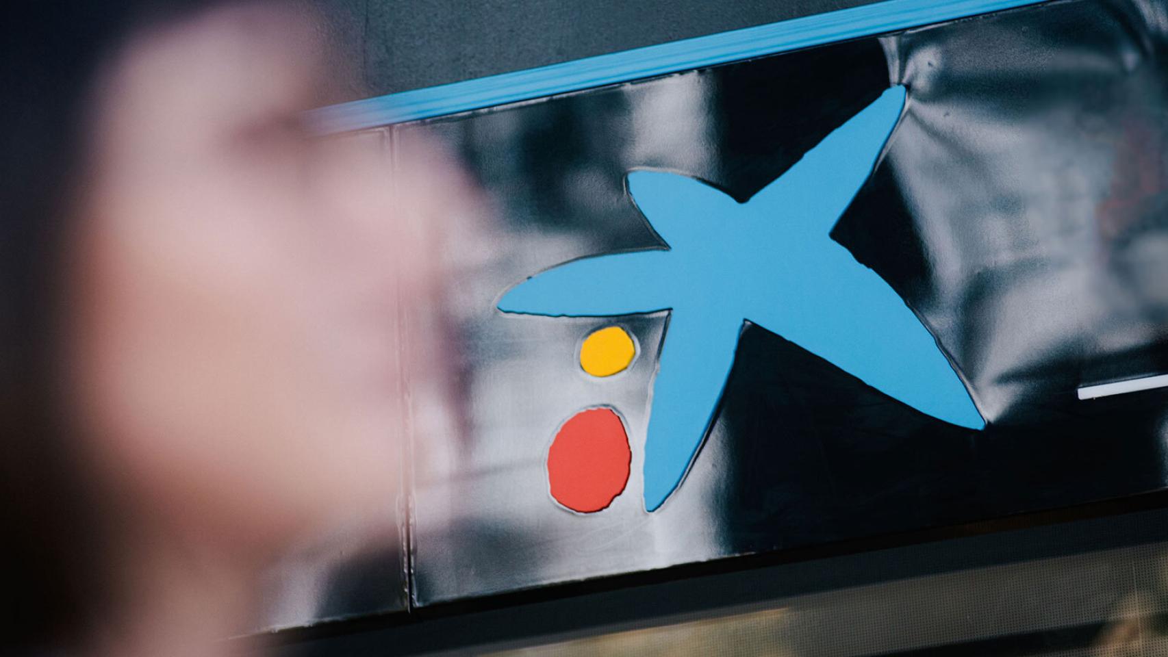 Logo de CaixaBank en una sucursal bancaria.