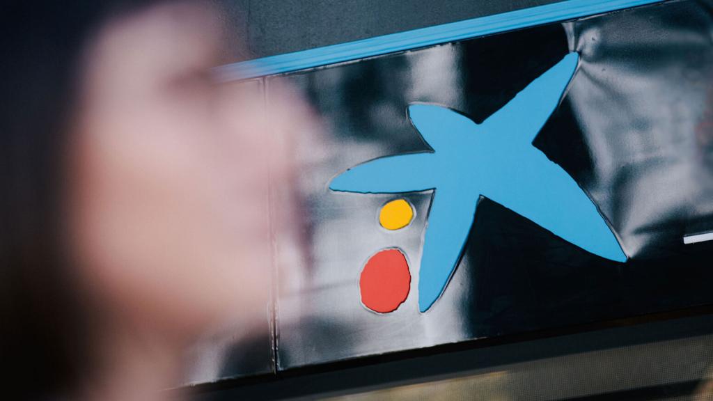 Logo de CaixaBank en una sucursal bancaria.