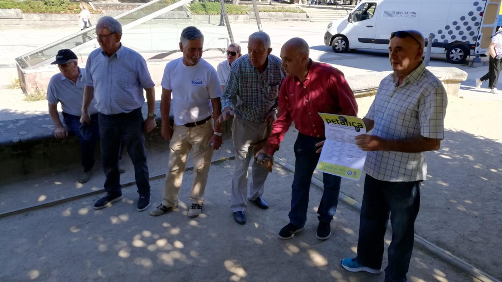 Imagen de archivo de varias personas jugando a la petanca en Pontevedra