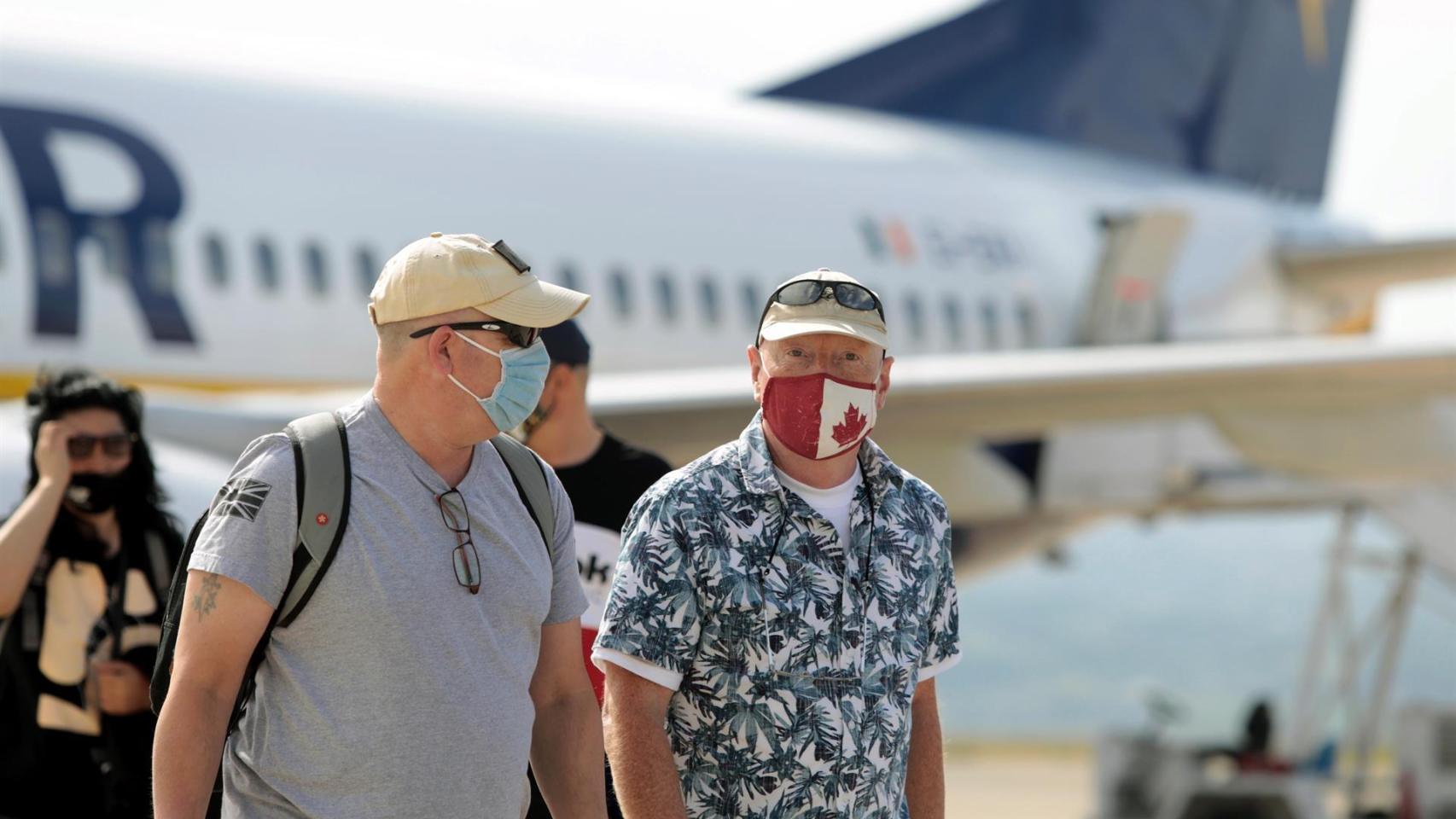 Turistas en el aeropuerto de Castellón.