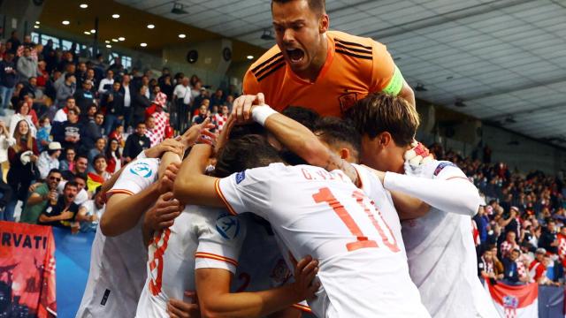 Álvaro Fernández, en la cumbre de la piña de celebración del segundo gol de España ante Croacia en los cuartos de final del Europeo sub21 de 2021