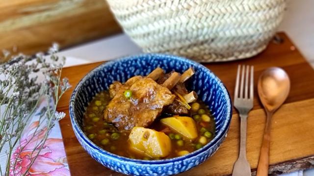 Costillas con guisantes, pochas y patatas, y una marinada muy especial