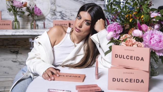 Dulceida junto a su línea de maquillaje.