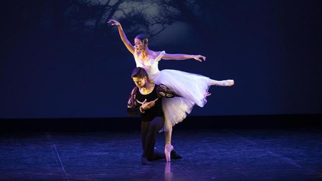 Los bailarines Annete Delgado y Dani Hernández en 'Giselle', una de las piezas que integran el espectáculo