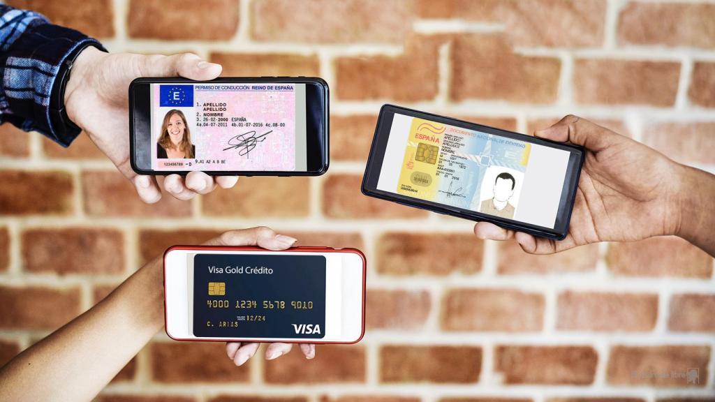 Diferentes documentos físicos en el móvil