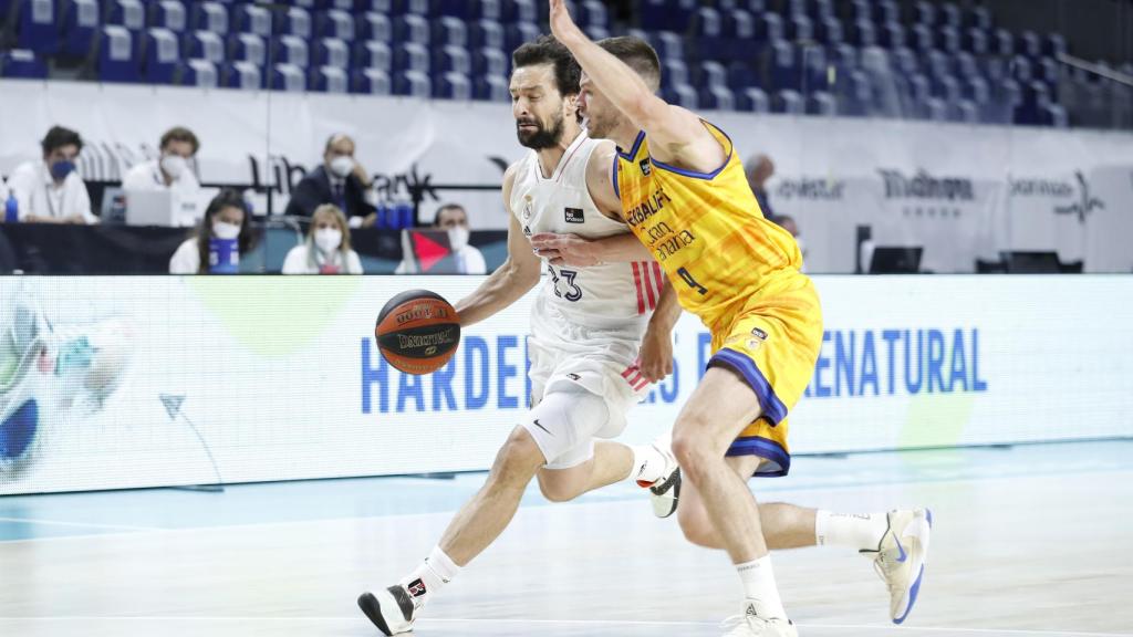 Llull intenta una entrada a canasta ante Herbalife
