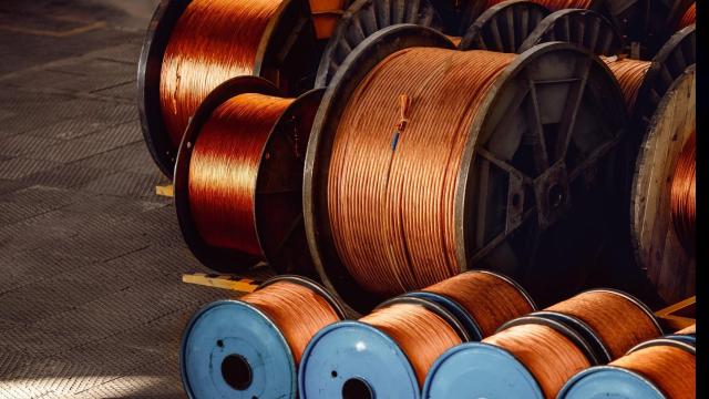 Petróleo, cobre y aluminio hacen su agosto al calor de la transición energética mundial