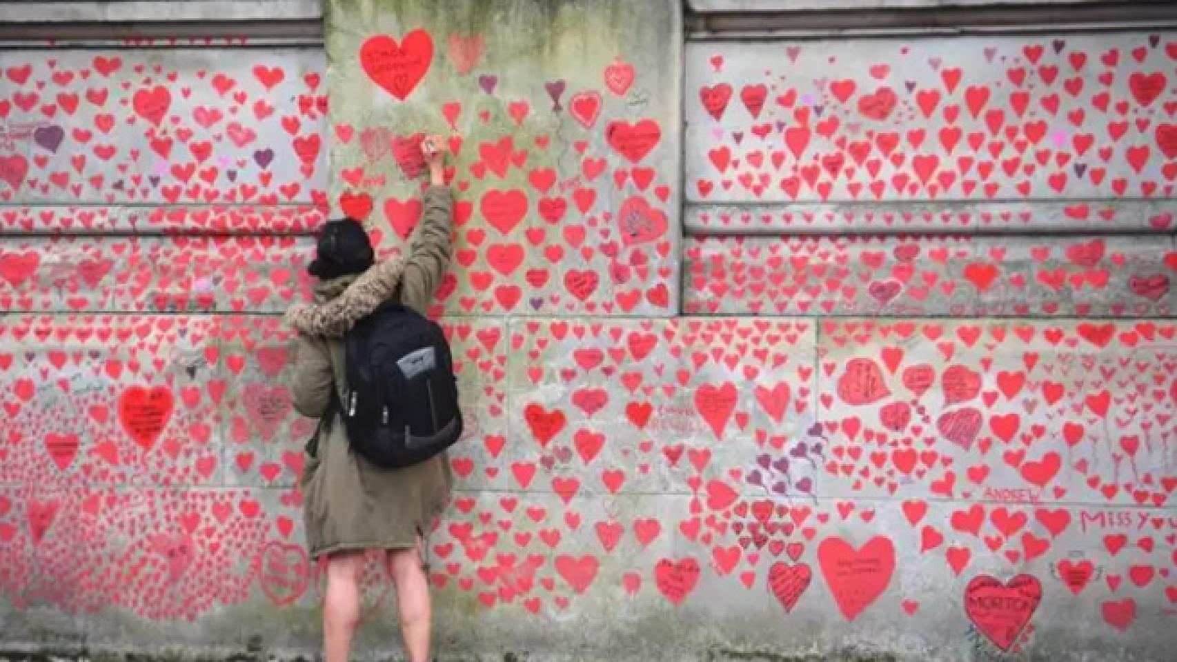 Un memorial por las víctimas de la COVID-19 en Londres, la capital de Reino Unido.