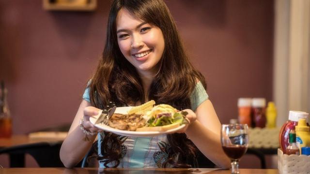 Una mujer turca con un plato típico del país mediterráneo.