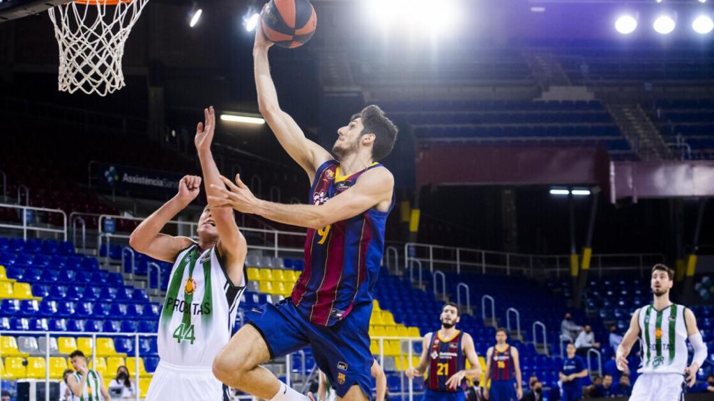 Bolmaro anotando en el Barça - Joventut