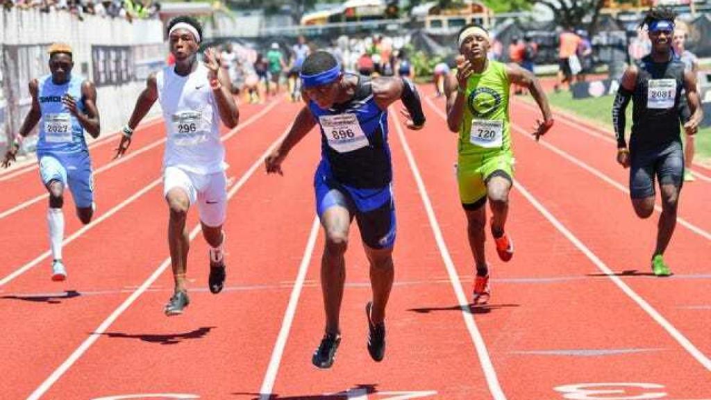 Erriyon Knighton gana en la prueba de los 100 metros lisos del AAU Junior Olympic Games