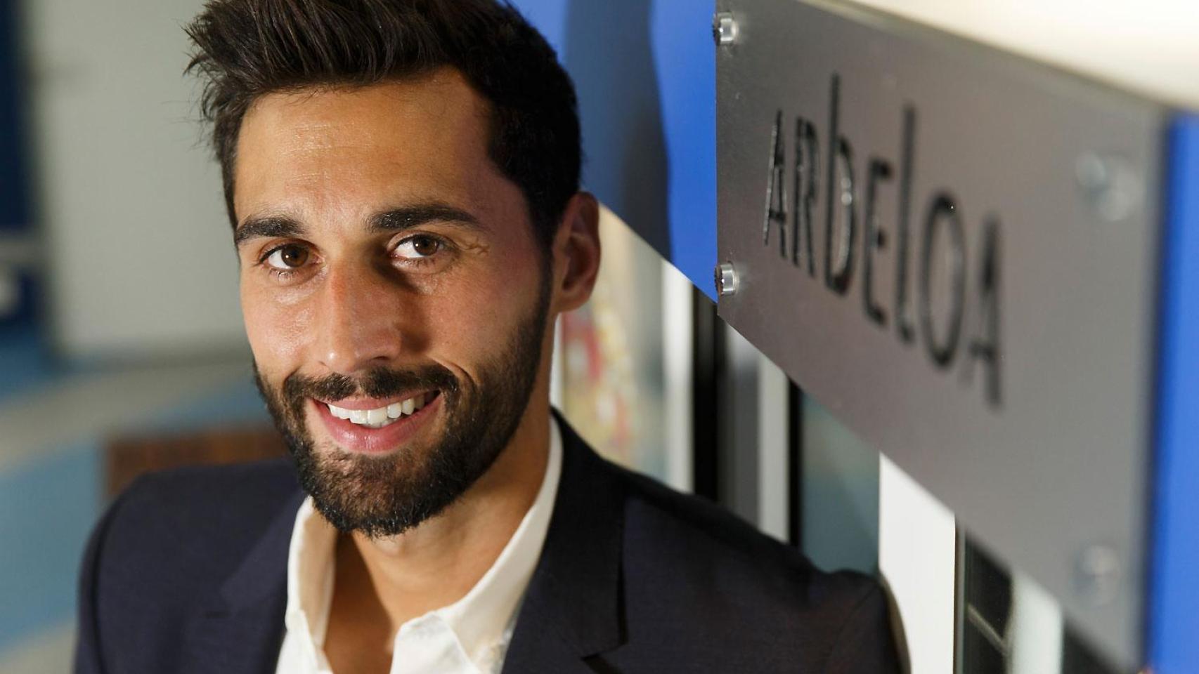 Álvaro Arbeloa, junto a la que fue su taquilla en el Real Madrid.