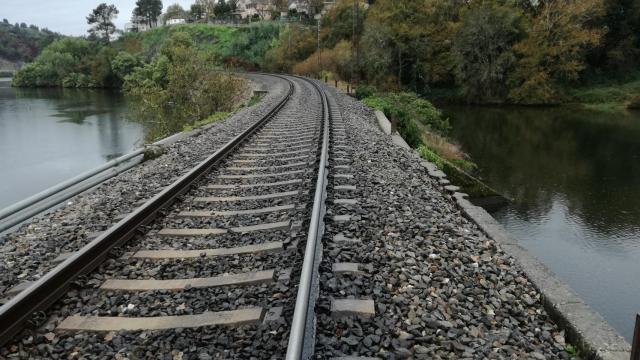 Trabajos de electrificación en la vía Ourense-Monforte.