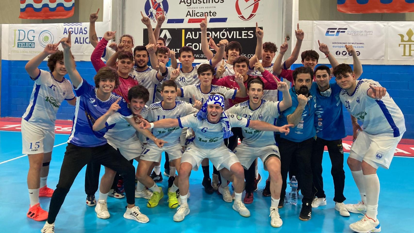 El Cisne Colegio Los Sauces celebra su victoria (Foto: Twitter @ClubCisneBalonm)