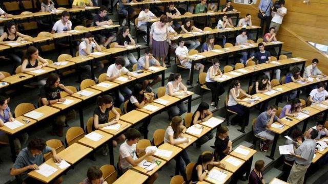 Un grupo de alumnos realizan las pruebas de la EBAU.
