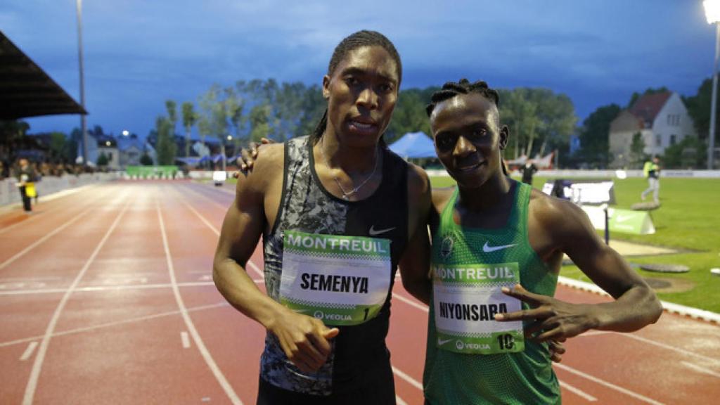 Francine Niyonsaba y Caster Semenya tras una prueba