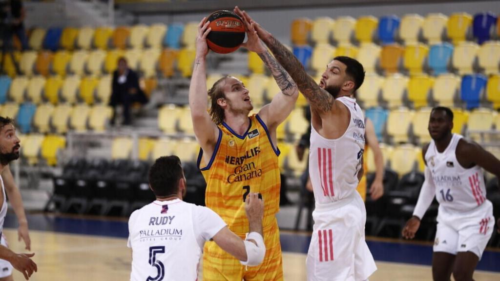 Poirier intentando taponar a Balcerowski en el Gran Canaria - Real Madrid