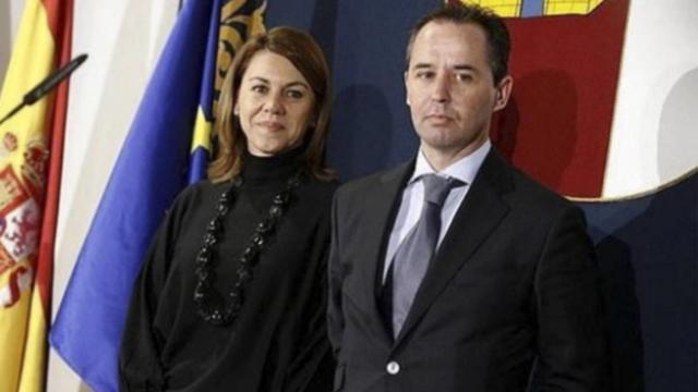 La exsecretaria general del PP María Dolores de Cospedal, junto al inspector jefe Andrés Gómez Gordo.