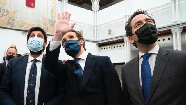 Los dirigentes populares Fernando López Miras, Pablo Casado y Teodoro García-Egea.