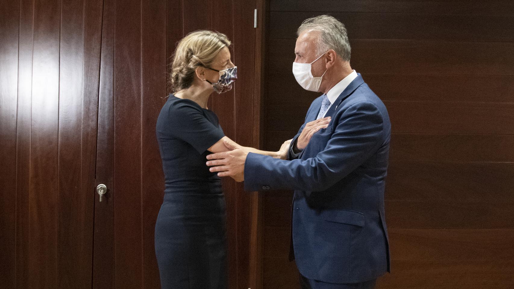 Yolanda Díaz saluda a Ángel Víctor Torres, presidente de Canarias.