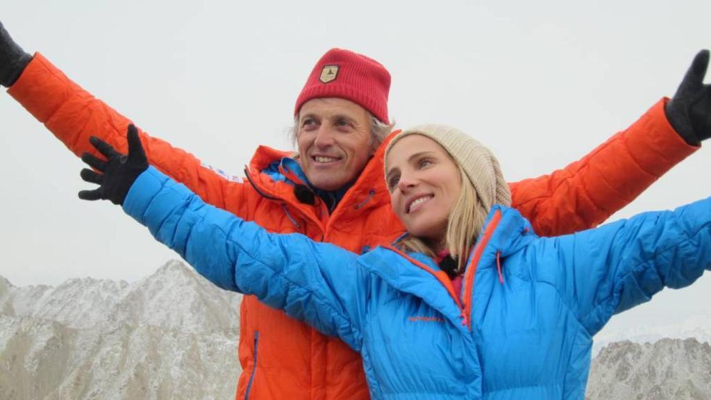 Jesús Calleja junto a la actriz española Elsa Pataky.