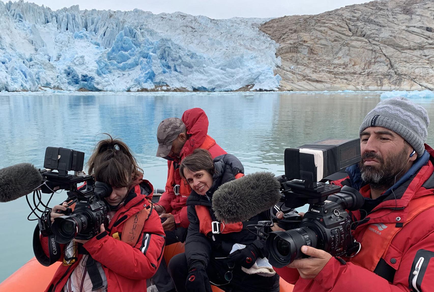 La directora de Zanskar, María Ruiz, con parte del equipo en una grabación de 'Planeta Calleja'