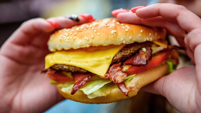 Una mujer come una hamburguesa.