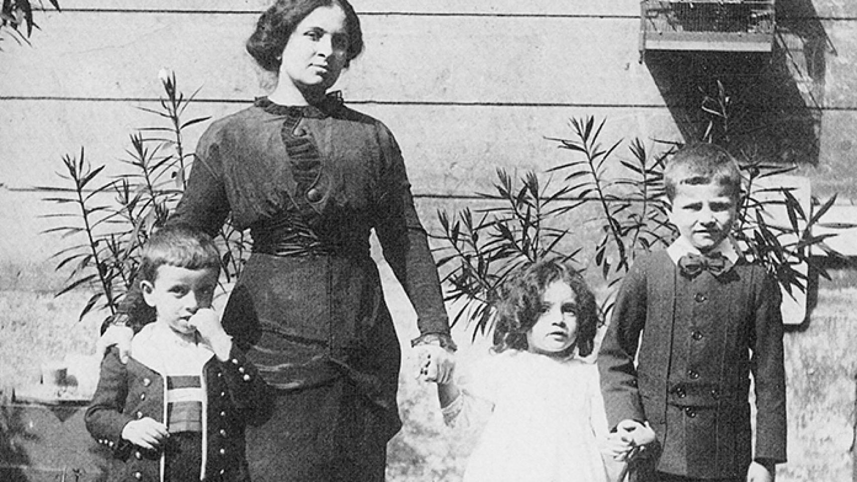 Canetti (Derecha) junto a su madre Mathilde y sus dos hermanos, Nissim y Georges, en 1913