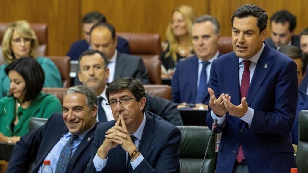 Juanma Moreno y Juan Marín, en el Parlamento andaluz.