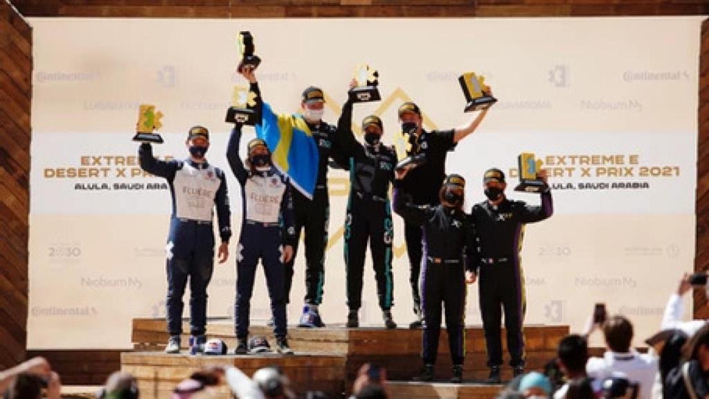 Nico Rosberg en el podio junto a sus pilotos de la Extreme E copia