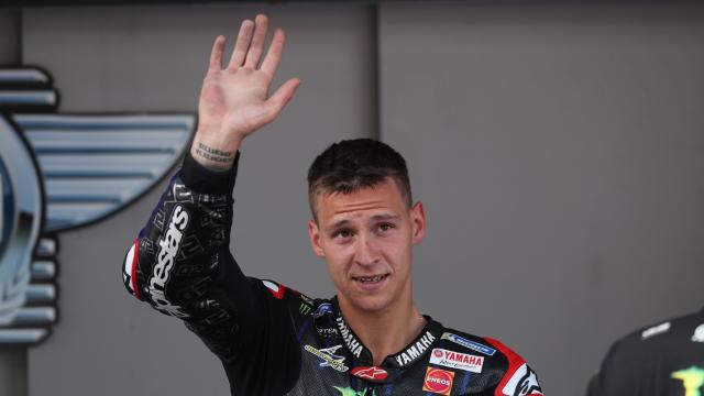 Fabio Quartararo saluda a la grada, en el parque cerrado del circuito de Barcelona-Cataluña.