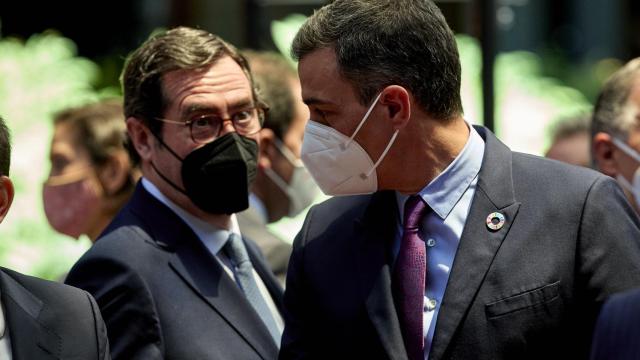 Antonio Garamendi, presidente de CEOE, y Pedro Sánchez, presidente del Gobierno.