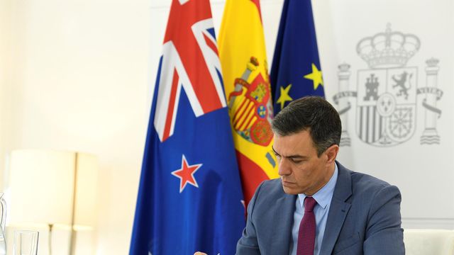 El presidente del Gobierno, Pedro Sánchez, mientras mantiene una videoconferencia con la primera ministra de Nueva Zelanda, Jacinda Ardern, desde Madrid.
