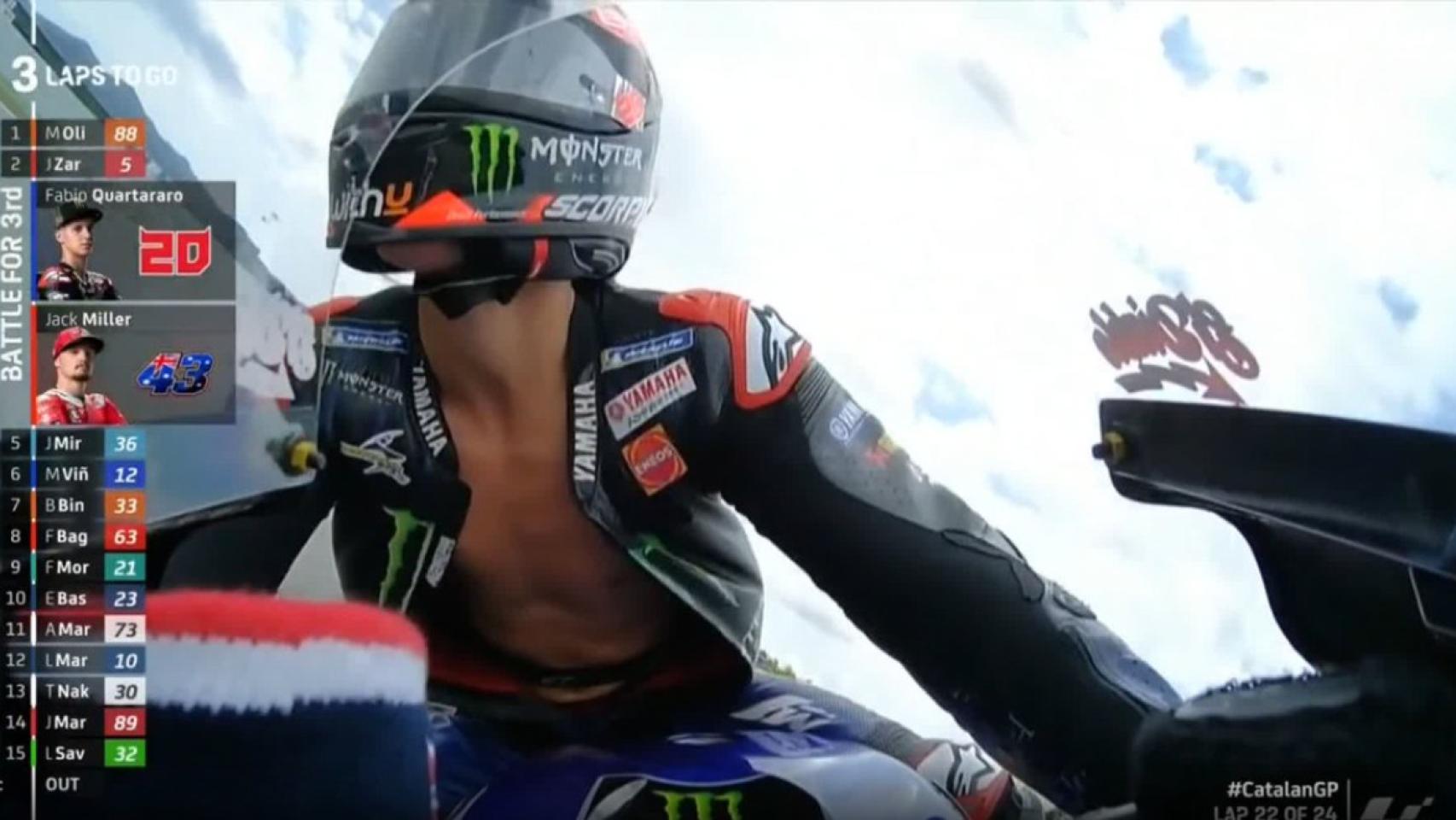 Fabio Quartararo con el mono abierto durante el Gran Premio de Cataluña de MotoGP de 2021