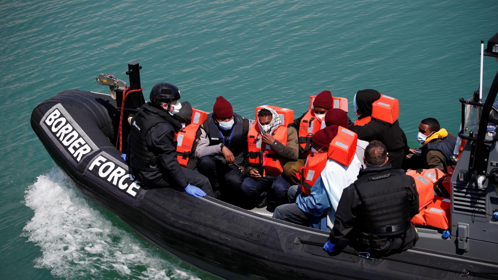 Un grupo de inmigrantes llegados a las costas de Dover.
